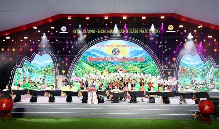 Mâm cỗ Trung thu, tiết mục múa lân và các tiết mục văn hóa, văn nghệ tại Chương trình - Ảnh: chinhphu.vn/Thu Sa