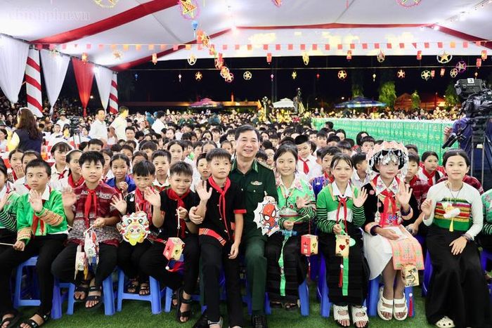 Các em nhỏ vùng biên háo hức dự Chương trình - Ảnh: chinhphu.vn/Thu Sa
