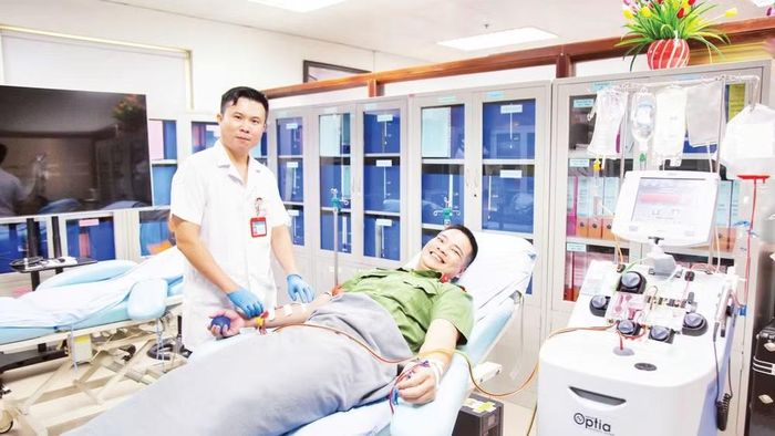 Thiếu tá Nguyễn Văn Nguyên trong một lần hiến bạch cầu hạt. (Ảnh: BÙI THÁI BÌNH)