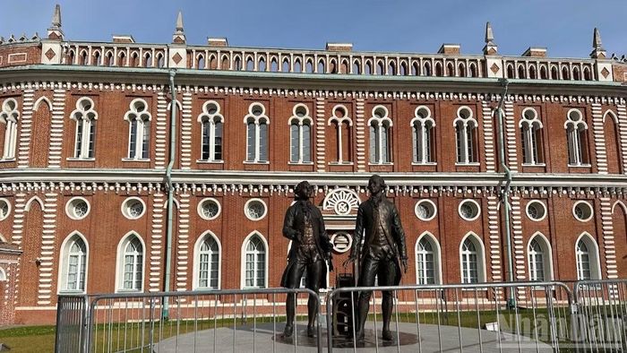 Tượng đài hai kiến trúc sư Vasily Bazhenov và Matvey Kazakov trong khuôn viên Cung điện Mùa thu Tsaritsyno ở Moskva (Ảnh: THÙY VÂN)