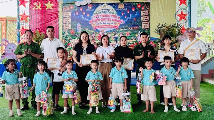 Đại diện các đơn vị trao quà tặng học sinh Trường mầm non Ia Rvê. (Ảnh: TRUNG HẢI)