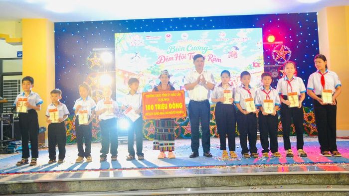 Bí thư Tỉnh ủy Đắk Lắk Lương Nguyễn Minh Triết trao hỗ trợ nhà tặng người nghèo và học bổng tặng các em học sinh. (Ảnh: NGỌC LÂN)