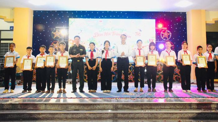 Đại diện lãnh đạo Ban Chỉ huy Bộ đội Biên phòng tỉnh Đắk Lắk và lãnh đạo Văn phòng Tỉnh ủy tặng Thư khen cho các em học sinh trong Chương trình "Nâng bước em tới trường". (Ảnh: NGỌC LÂN)