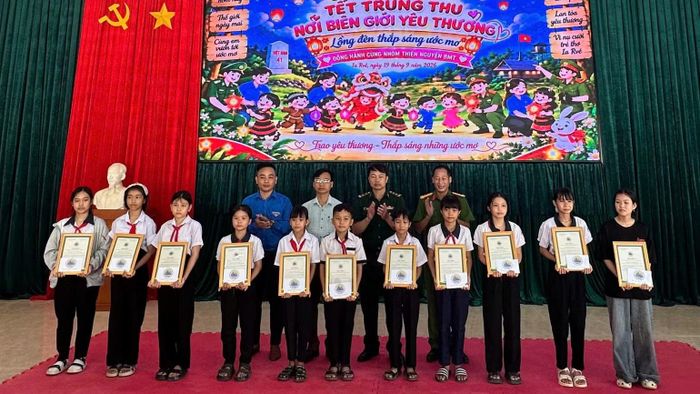 Đồn Biên phòng Ia Rvê tặng học bổng thuộc dự án "Cán bộ, chiến sĩ quân đội nâng bước em đến trường" cho các em học sinh Trường phổ thông nội trú Tiểu học và Trung học cơ sở Ia Rvê. (Ảnh: TRUNG HẢI)