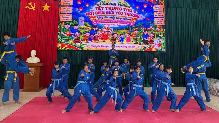 Tiết mục đồng diễn võ thuật do các em học sinh Trường phổ thông nội trú Tiểu học và Trung học cơ sở Ia Rvê biểu diễn. (Ảnh: TRUNG HẢI)