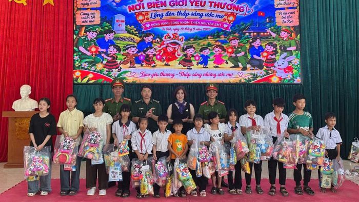 Trung tâm giáo dục chăm sóc sức khỏe cộng đồng Tây Nguyên cùng các lực lượng trao quà cho học sinh Trường phổ thông nội trú Tiểu học và Trung học cơ sở Ia Rvê. (Ảnh: TRUNG HẢI)