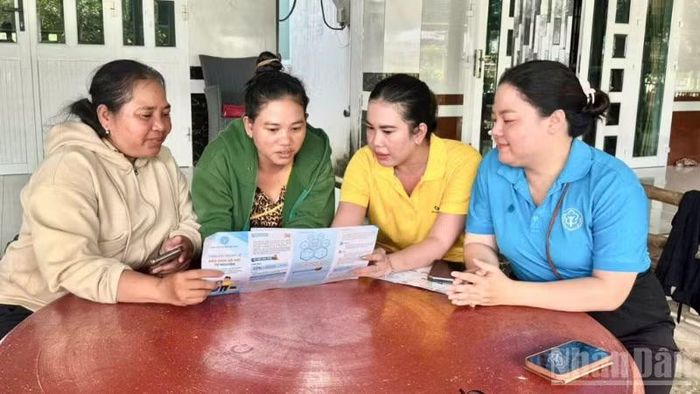 Đội ngũ nhân viên thu, giao dịch viên cơ sở cũng được xác định là lực lượng quan trọng để đưa chính sách vào cuộc sống. (Ảnh: VĂN ÚT)
