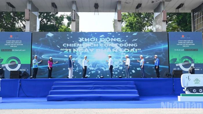 Các đại biểu ấn nút khởi động Chiến dịch cộng đồng "21 ngày phân loại".