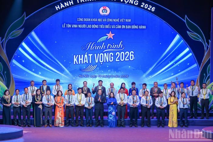 Vinh danh 47 cá nhân là lãnh đạo các cơ quan, đơn vị, doanh nghiệp đã đồng hành, phối hợp và có nhiều đóng góp cho hoạt động công đoàn.