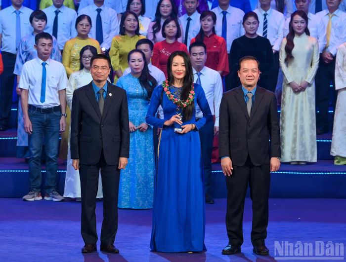 Hai người lao động tiêu biểu của Báo Nhân Dân được vinh danh tại chương trình.