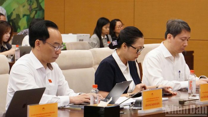 Bộ trưởng Hoàng Minh Sơn cùng các lãnh đạo Bộ Giáo dục và Đào tạo tại Phiên giải trình.