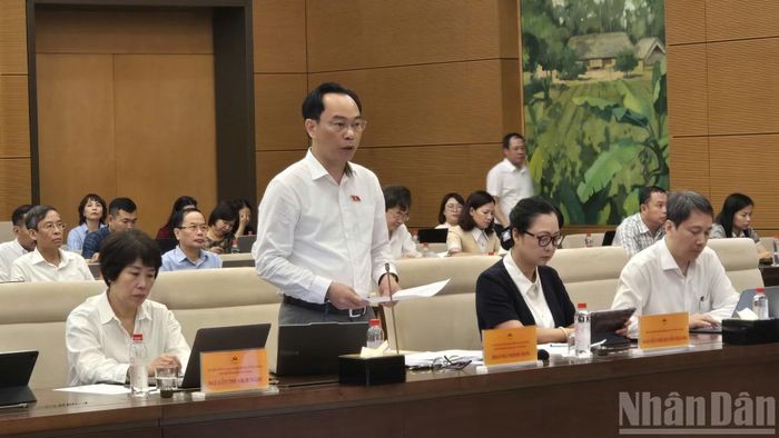Đồng chí Hoàng Minh Sơn, Ủy viên Trung ương Đảng, Bộ trưởng Giáo dục và Đào tạo trình bày Báo cáo tại Phiên giải trình.