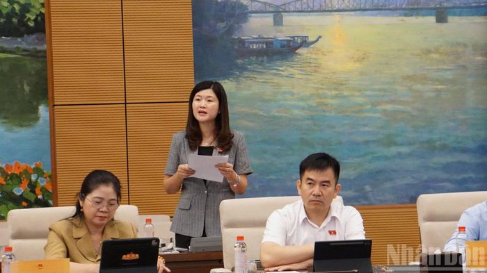 Đại biểu Quốc hội Nguyễn Thị Thùy Trang đặt câu hỏi với Bộ trưởng Giáo dục và Đào tạo.