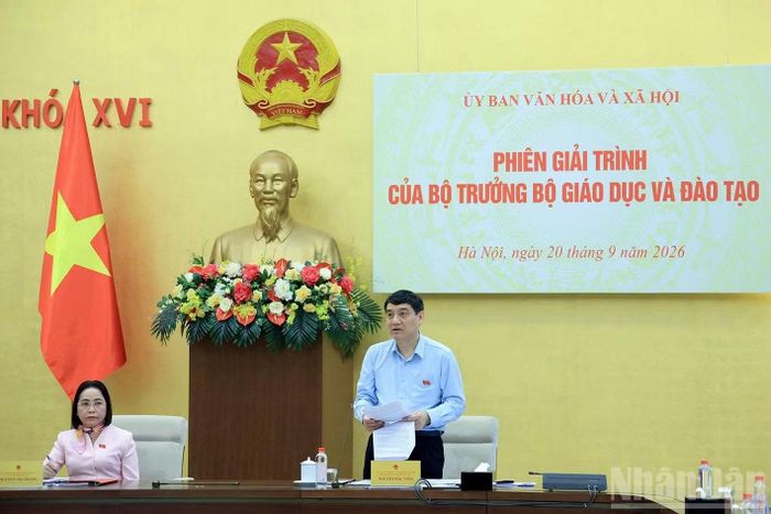 Đồng chí Nguyễn Đắc Vinh, Ủy viên Trung ương Đảng, Ủy viên Ủy ban Thường vụ Quốc hội, Chủ nhiệm Ủy ban Văn hóa và Xã hội phát biểu khai mạc Phiên giải trình.
