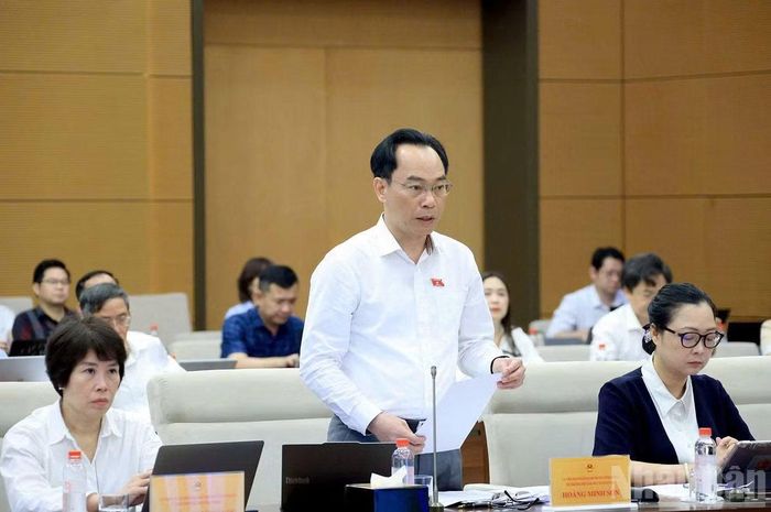 Đồng chí Hoàng Minh Sơn, Ủy viên Trung ương Đảng, Bộ trưởng Giáo dục và Đào tạo tại Phiên giải trình sáng 20/9.