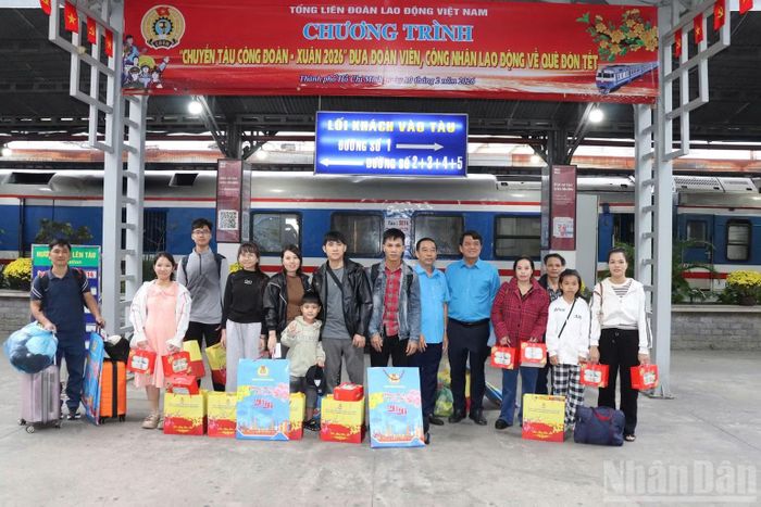 Các gia đình đoàn viên, người lao động từ Thành phố Hồ Chí Minh về quê đón Tết trên chuyến tàu Công đoàn.