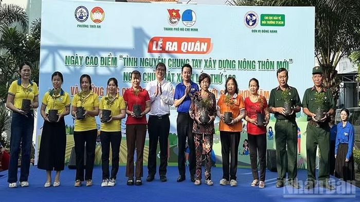 Ban tổ chức trao tặng cây xanh đến người dân ở phường Thới An. (Ảnh: HOÀNG LIÊM)