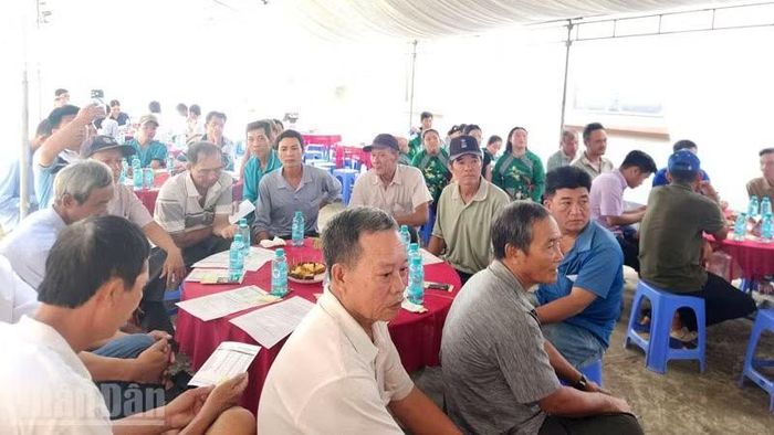 Nông dân xã Gò Quao dự buổi giới thiệu giống lúa. (Ảnh: QUỐC TRINH)
