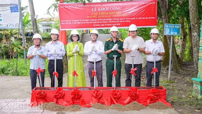 Các đại biểu, nhà tài trợ và chính quyền địa phương thực hiện nghi thức động thổ, chính thức khởi công xây dựng cầu chùa Sóc Sâu. (Ảnh: QUỐC TRINH)