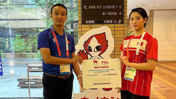 Bùi Ngọc Nhi nhận thưởng sau khi đạt Huy chương Đồng Asian Games. (Ảnh: Bùi Lượng)