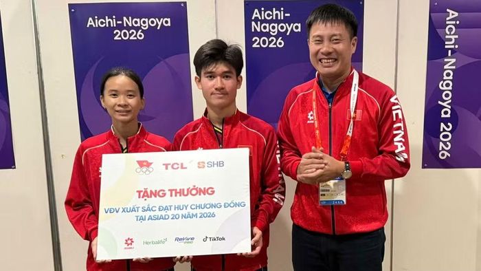 Bộ đôi Nguyễn Hoàng Minh Tân-Trịnh Gia Nghi nhận thưởng sau khi đạt Huy chương Đồng Asian Games. (Ảnh: Bùi Lượng)
