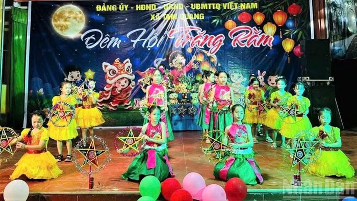Đồn Biên phòng Tam Quang cùng chính quyền địa phương tổ chức Chương trình “Đêm hội trăng rằm” cho 465 em học sinh của 3 trường học trên địa bàn.