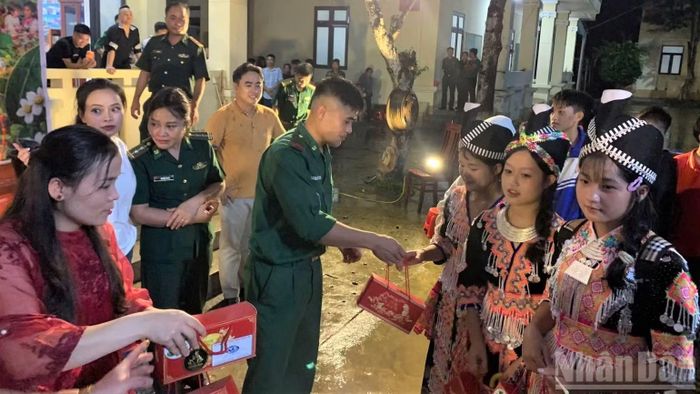 Dân cư xã biên giới Na Ngoi chủ yếu là bà con đồng bào dân tộc thiểu số H'Mông, Thái và Khơ Mú.