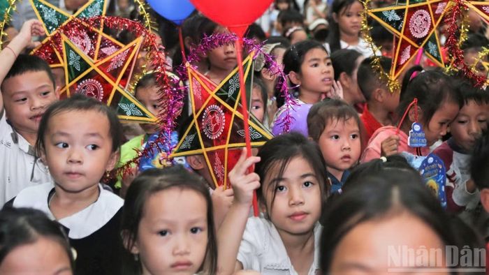 Các em nhỏ háo hức tham gia đêm hội trung thu.