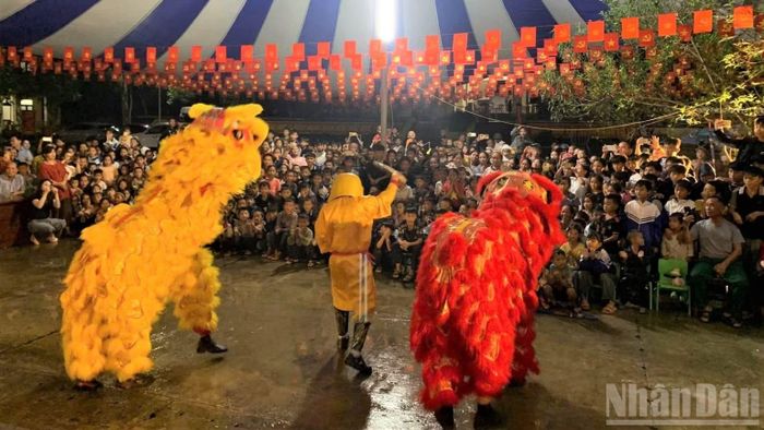 Trẻ em miền núi hào hứng với tiết mục múa lân sư.