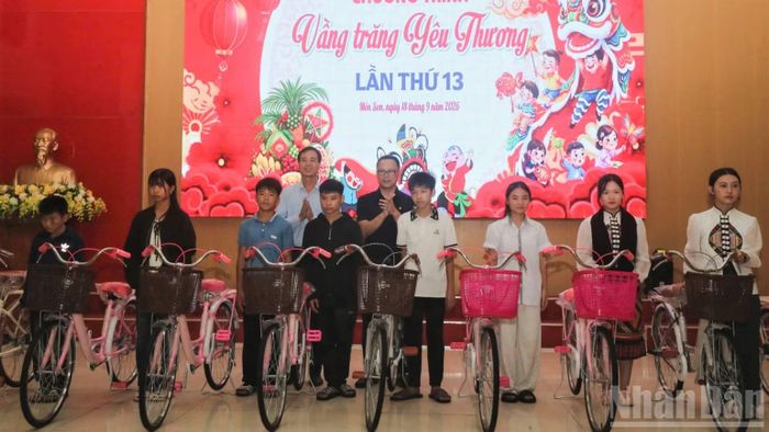 Đến nay, Câu lạc bộ Báo chí Nghệ An đã duy trì và tổ chức thành công 13 Chương trình "Vầng trăng yêu thương". (Ảnh: TRỊNH THÀNH)
