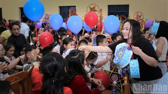 Câu lạc bộ Báo chí Nghệ An tổ chức Chương trình "Vầng trăng yêu thương", mang những phần quà trung thu và trao học bổng đến hàng trăm trẻ em, học sinh có hoàn cảnh khó khăn ở xã biên giới Môn Sơn. (Ảnh: TRỊNH THÀNH)