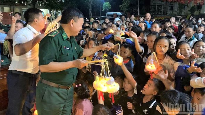 Đồn Biên phòng Nạm Càn kết nối với Hội chữ thập đỏ tỉnh Nghệ An, Hội bảo vệ quyền trẻ em và bảo trợ người khuyết tật tỉnh Nghệ An, các nhà tài trợ tổ chức Tết Trung thu cho các em nhỏ trên địa bàn.
