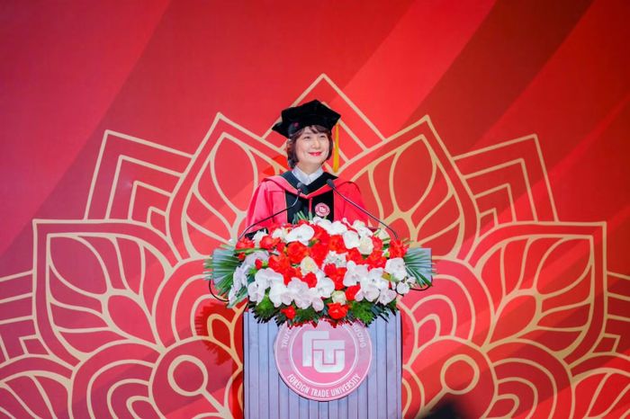  Phó Giáo sư, Tiến sĩ Phạm Thu Hương - Bí thư Đảng ủy, Hiệu trưởng Trường đại học Ngoại thương chúc mừng các tân cử nhân. (Ảnh: FTU) 