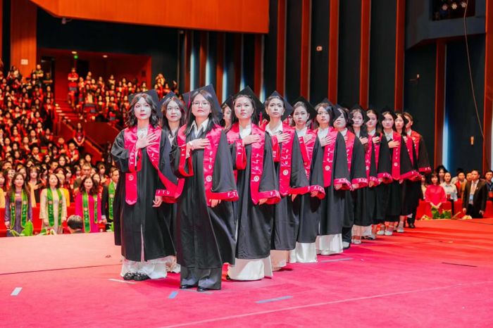 Nghi lễ tuyên thệ của các tân cử nhân. (Ảnh: FTU) 