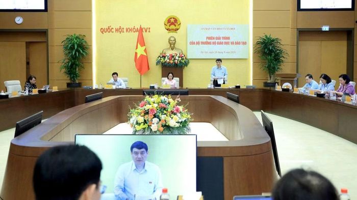 Đồng chí Nguyễn Đắc Vinh, Ủy viên Trung ương Đảng, Ủy viên Ủy ban Thường vụ Quốc hội, Chủ nhiệm Ủy ban Văn hóa và Xã hội phát biểu.