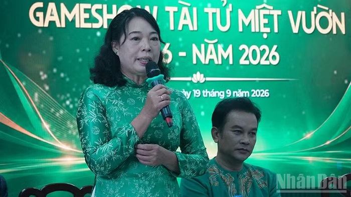 Nhà báo Ngô Thị Ngọc Hạnh, Giám đốc Báo và phát thanh, truyền hình Đồng Tháp thông tin về chương trình Tài tử miệt vườn mùa 6 tại buổi công bố sự kiện ngày 19/9. (Ảnh: LINH BẢO)