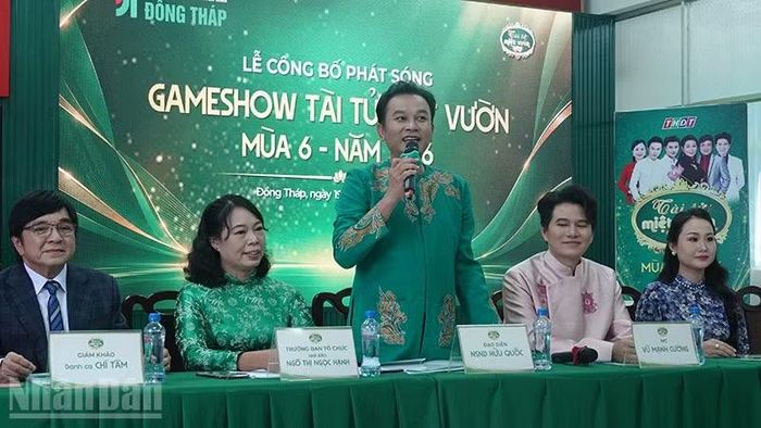 Nghệ sĩ Nhân dân Hữu Quốc, đạo diễn, cố vấn chương trình Tài tử miệt vườn mùa 6 giới thiệu về những nét mới của chương trình năm nay. (Ảnh: LINH BẢO)