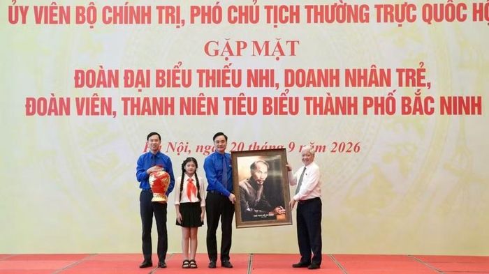 Đồng chí Đỗ Văn Chiến trao quà tặng Thành đoàn Bắc Ninh. (Ảnh:T.Đ)