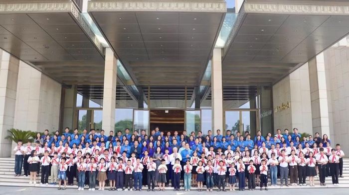 Đồng chí Đỗ Văn Chiến chụp ảnh kỷ niệm cùng Đoàn đại biểu thiếu nhi,đoàn viên, thanh niên tiêu biểu thành phố Bắc Ninh.(Ảnh Đ.T).