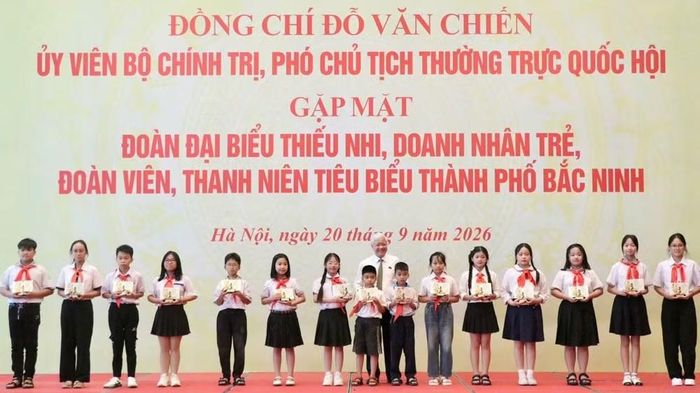 Đồng chí Đỗ Văn Chiến, Ủy viên Bộ Chính trị, Phó Chủ tịch Thường trực Quốc hội tặng quà thiếu nhi tiêu biểu thành phố Bắc Ninh. (Ảnh: T.Đ)