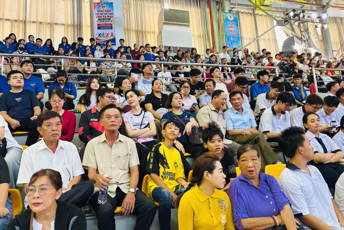 Đông đảo các tầng lớp nhân dân tỉnh Cà Mau có mặt tại lễ khai mạc Đại hội. (Ảnh: TRỌNG DUY).