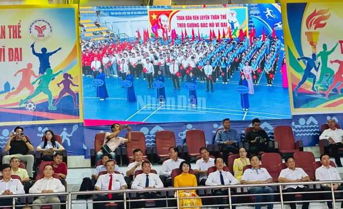 Lãnh đạo tỉnh Cà Mau và đại diện Cục Thể dục Thể thao Việt Nam, Trung tâm Huấn luyện Thể thao quốc gia dự lễ khai mạc Đại hội. (Ảnh: TRỌNG DUY).