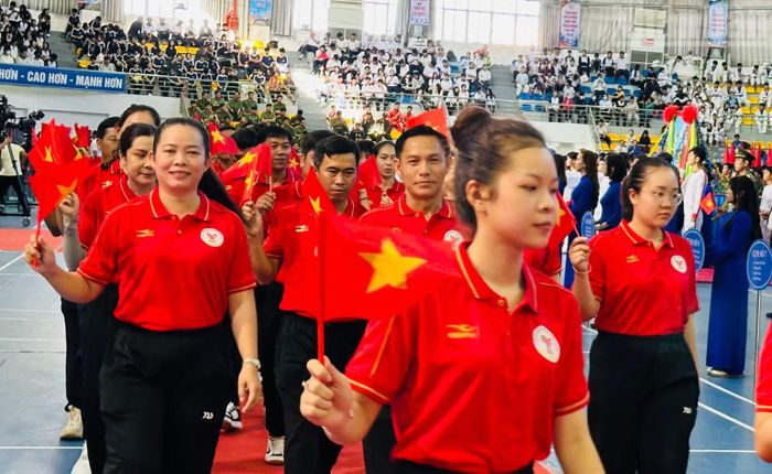 Các đoàn vận động viên diễu hành, biểu dương lực lượng tại lễ khai mạc. (Ảnh: TRỌNG DUY).