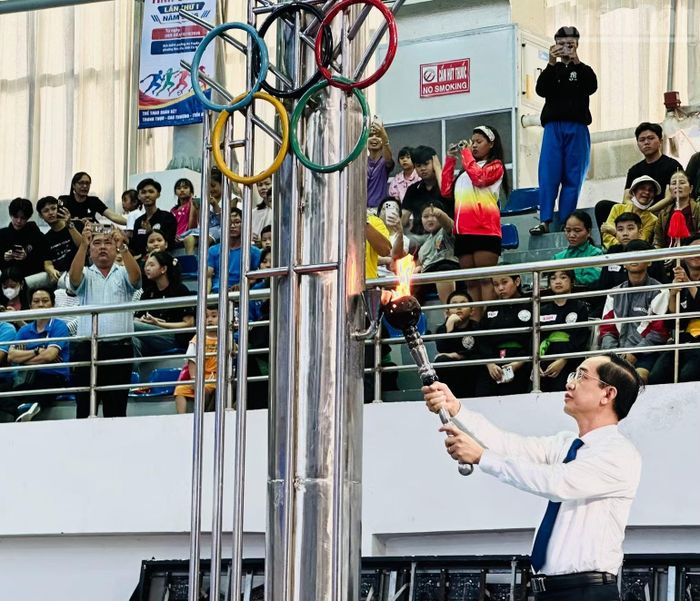 Đồng chí Hồ Thanh Thủy, Phó Bí thư Tỉnh ủy, Chủ tịch Ủy ban Mặt trận Tổ quốc Việt Nam tỉnh Cà Mau thắp lửa truyền thống tại Đại hội. (Ảnh: TRỌNG DUY).