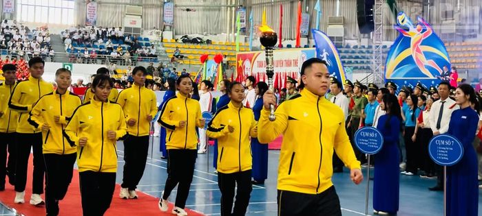  Đoàn vận động viên tiêu biểu của thể thao Cà Mau rước đuốc về Nhà thi đấu đa năng tỉnh. ﻿(Ảnh: TRỌNG DUY). 