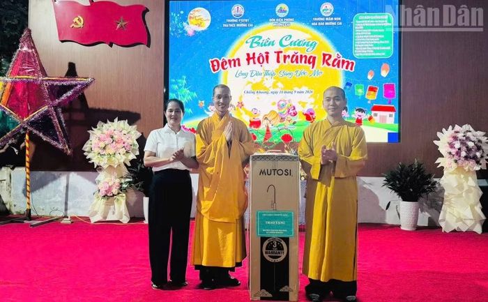 Ban trị sự Phật giáo tỉnh Sơn La tặng máy nước lọc cho điểm trường mầm non Xia Kia, Trường mầm non Hoa Đào Mường Cai, xã Chiềng Khoong. (Ảnh: QUÀNG HÙNG)