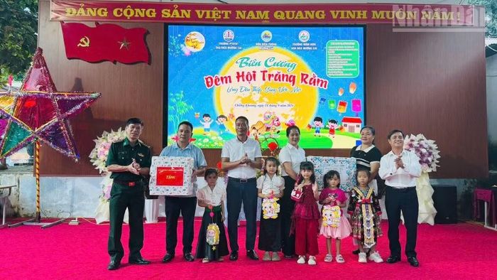 Gần 3.800 suất quà, với tổng trị giá hơn 573 triệu đồng được Bộ đội Biên phòng Sơn La phối hợp trao cho các em thiếu nhi khu vực biên giới dịp Tết Trung thu. (Ảnh: QUÀNG HÙNG)