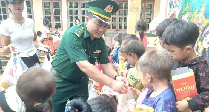 Đồn Biên phòng Chiềng Sơn trao quà Tết Trung thu cho thiếu nhi đồng bào dân tộc tại các bản. (Ảnh: QUÀNG HÙNG)