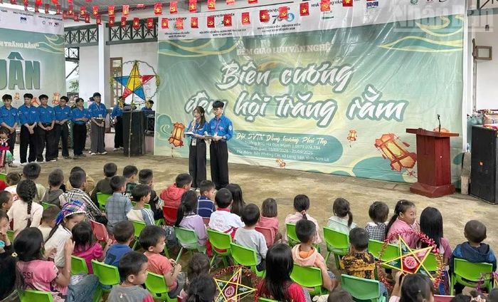 Trong dịp này, tại các Đồn Biên phòng, Ban Chỉ huy Bộ đội Biên phòng Sơn La đã phối hợp tổ chức chương trình “Biên cương - Đêm hội trăng rằm”. (Ảnh: QUỐC TUẤN)