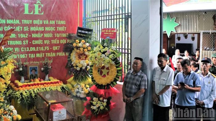 Họ hàng, xóm làng đến viếng Liệt sĩ Hoàng Ngọc Thiết.